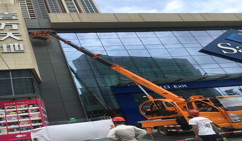 深圳龍華壹方天地綜合體樓頂發(fā)光字是怎么安裝上去的？