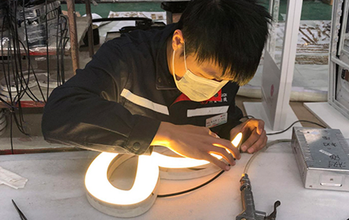 如何讓LED發(fā)光字做到防水效果？