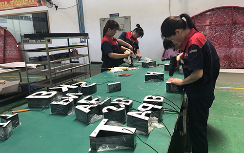 柯賽標(biāo)識(shí)發(fā)光字廠(chǎng)家告訴您如何安裝LED發(fā)光字會(huì)更安全