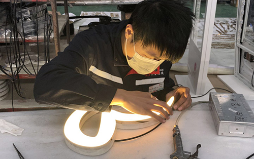 柯賽標(biāo)識分享LED燈箱發(fā)光字的配電箱和燈具的安裝方法 柯賽標(biāo)識分享LED燈箱發(fā)光字的配電箱和燈具的安裝方法