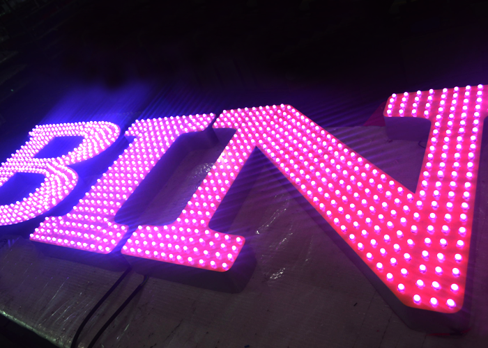 柯賽標(biāo)識分析:LED外露發(fā)光字與吸塑發(fā)光字兩者的區(qū)別 柯賽標(biāo)識分析:LED外露發(fā)光字與吸塑發(fā)光字兩者的區(qū)別