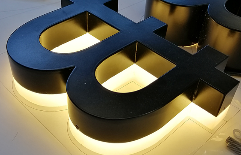 選購(gòu)門(mén)頭發(fā)光字發(fā)光字需要考慮哪幾個(gè)方面的因素？