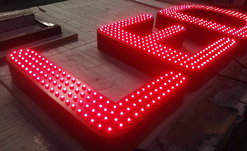 沖孔發(fā)光字的優(yōu)點(diǎn)和缺點(diǎn)是什么，多少錢(qián)一個(gè)平方？