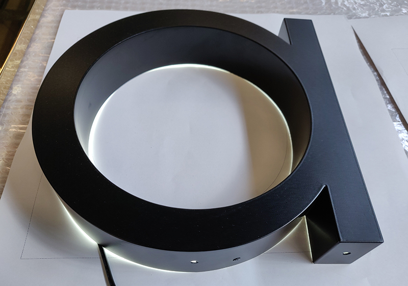 鐵皮烤漆發(fā)光字價(jià)格怎么算，多少錢(qián)一個(gè)平方？