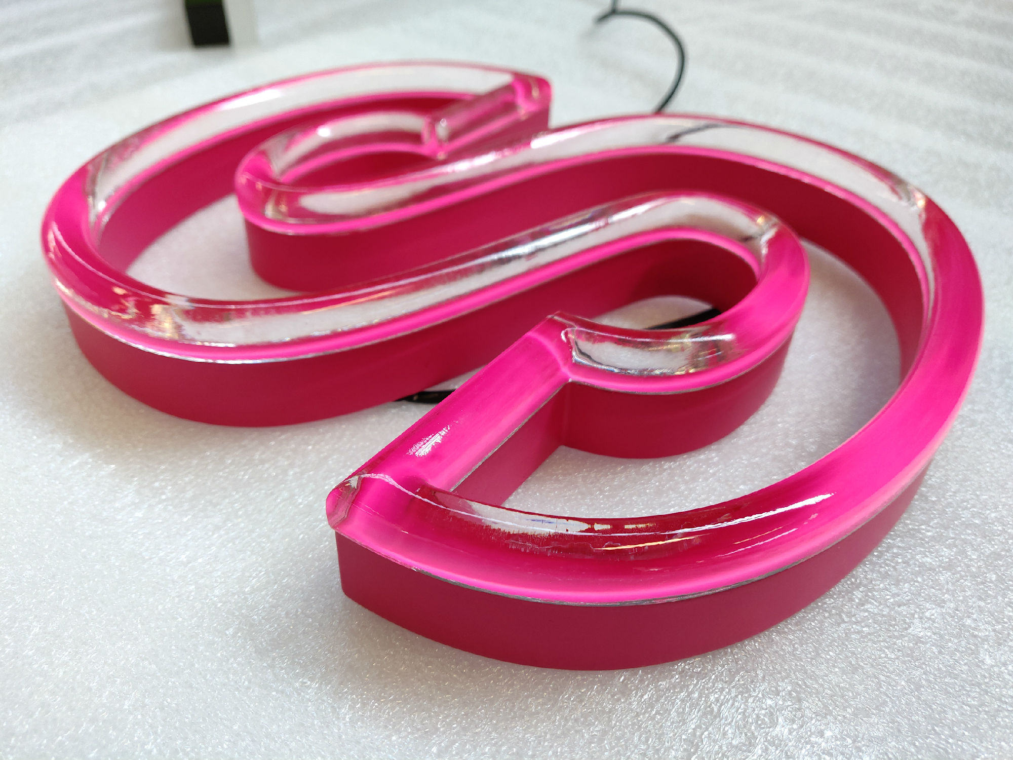 LED霓虹發(fā)光字的光源工作原理是什么樣的？