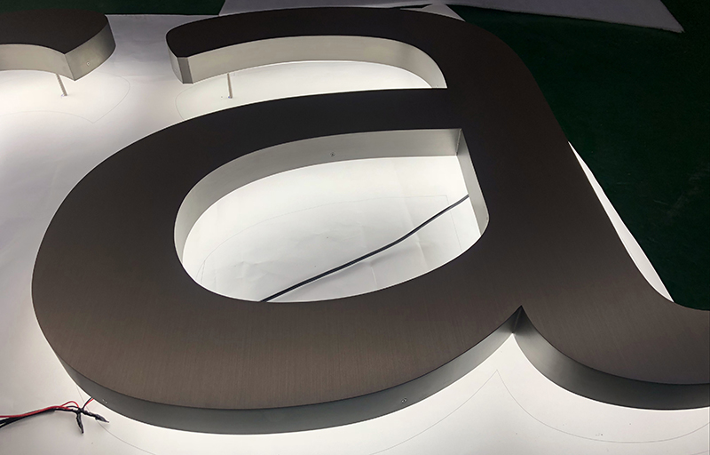 LED金屬拉絲背發(fā)光字制作流程主要有哪幾個(gè)？