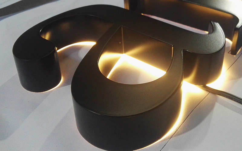 金屬發(fā)光字的制作設(shè)備和機(jī)器有哪些？