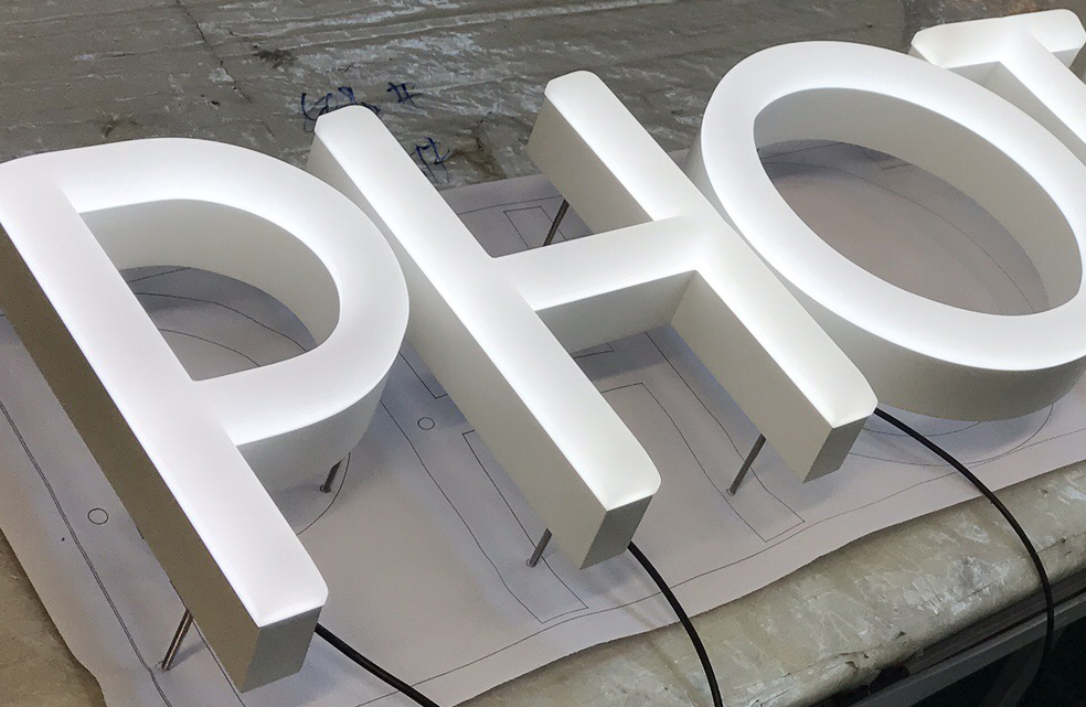 門頭廣告招牌發(fā)光字價格差異為什么那么大？