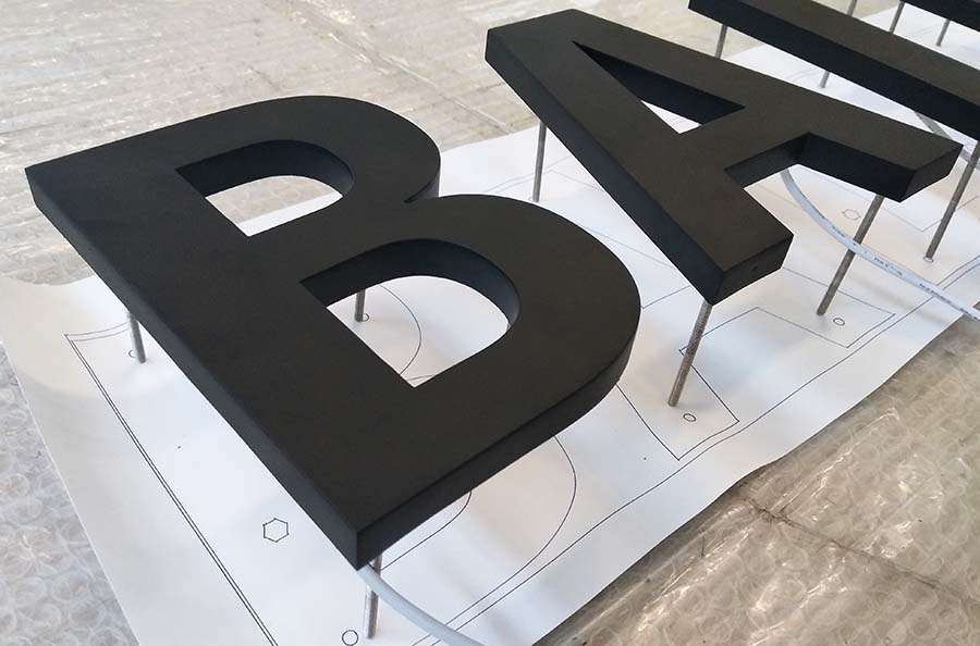 烤漆背發(fā)光字制作工藝和特點(diǎn)有哪些？