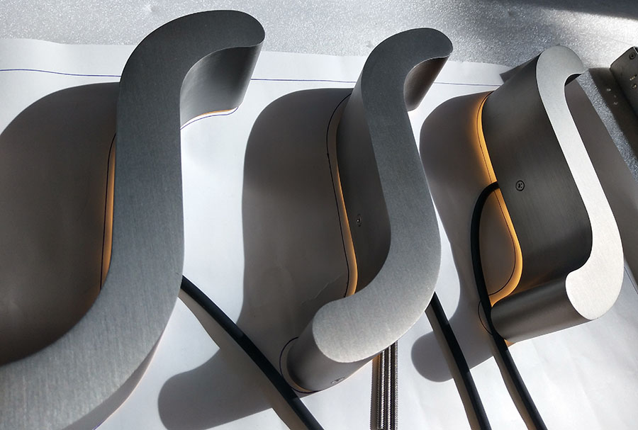 金屬發(fā)光字制作過程中有哪些表面處理工藝？