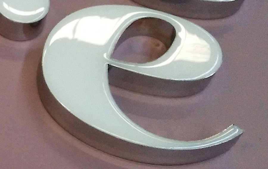 樹脂字和超級(jí)發(fā)光字的主要區(qū)別是什么？