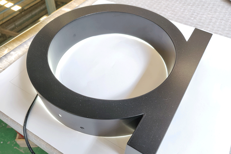 柯賽分享：樓頂發(fā)光字制作多大尺寸的合適？