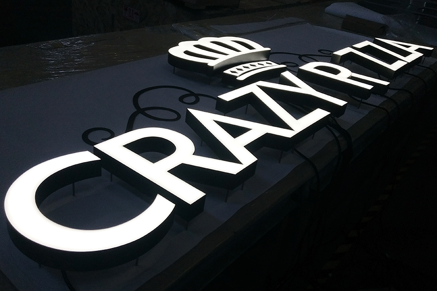 樹脂字與亞克力字相比哪個比較好？