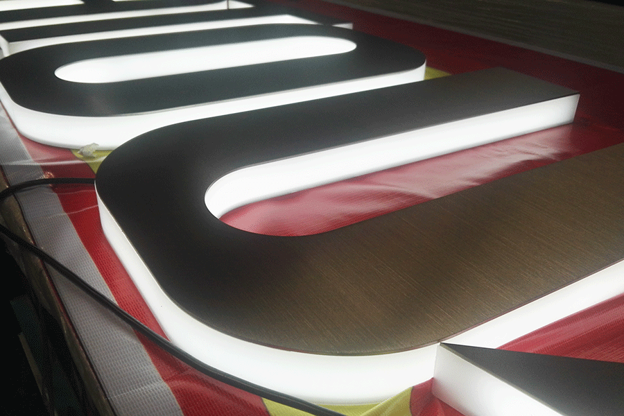 制作不銹鋼側(cè)發(fā)光字有哪些注意事項(xiàng)？