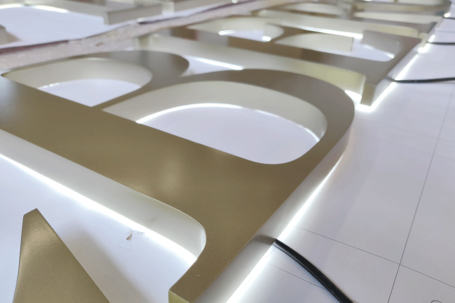 金屬背光字為什么適合做企業(yè)背景墻？