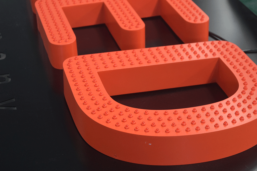 樓頂沖孔外露字的應(yīng)用優(yōu)勢有哪些？