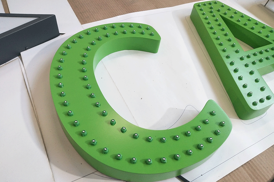 led穿孔字制作過程中要注意哪些細(xì)節(jié)？