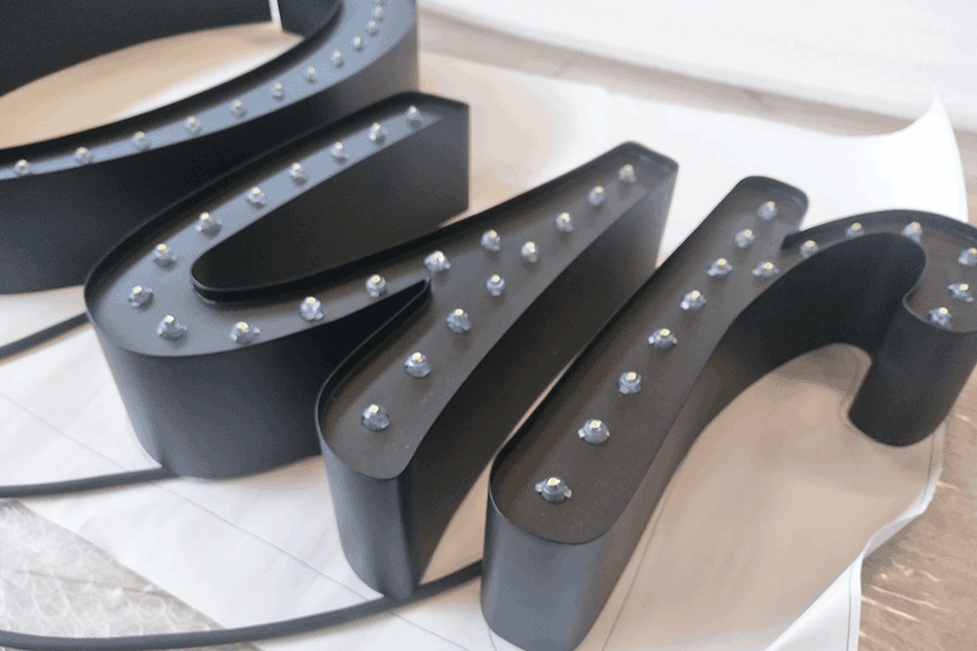 設計制作LED穿孔字有哪些注意細節(jié)？