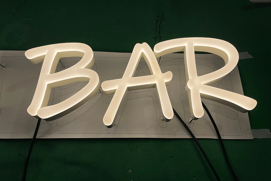 仿霓虹字發(fā)光標(biāo)識(shí)牌設(shè)計(jì)制作有哪些特點(diǎn)？