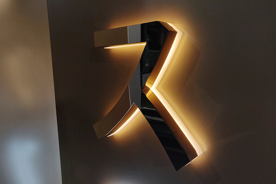 精工字標(biāo)識標(biāo)牌制作有什么特征？