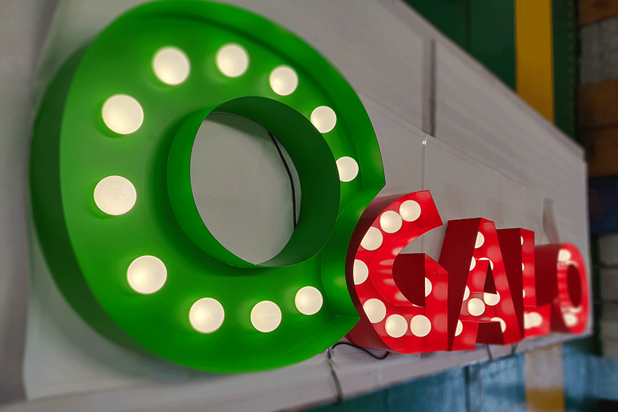 球泡發(fā)光字標(biāo)識牌設(shè)計(jì)制作有哪些特點(diǎn)？