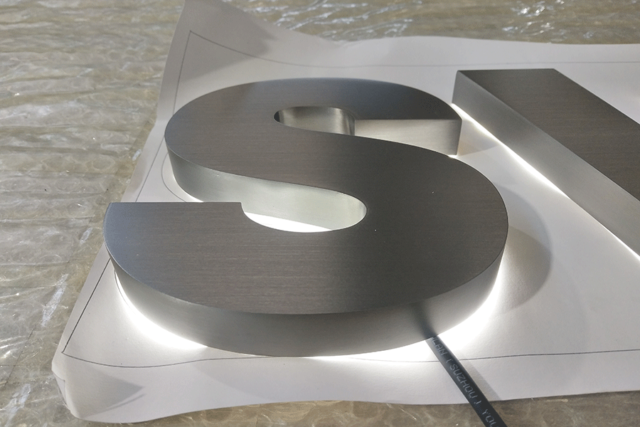 金屬背發(fā)光字標識標牌制作有什么特色？