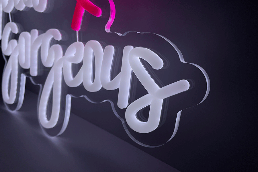 霓虹發(fā)光字標(biāo)識(shí)標(biāo)牌制作有什么特色？