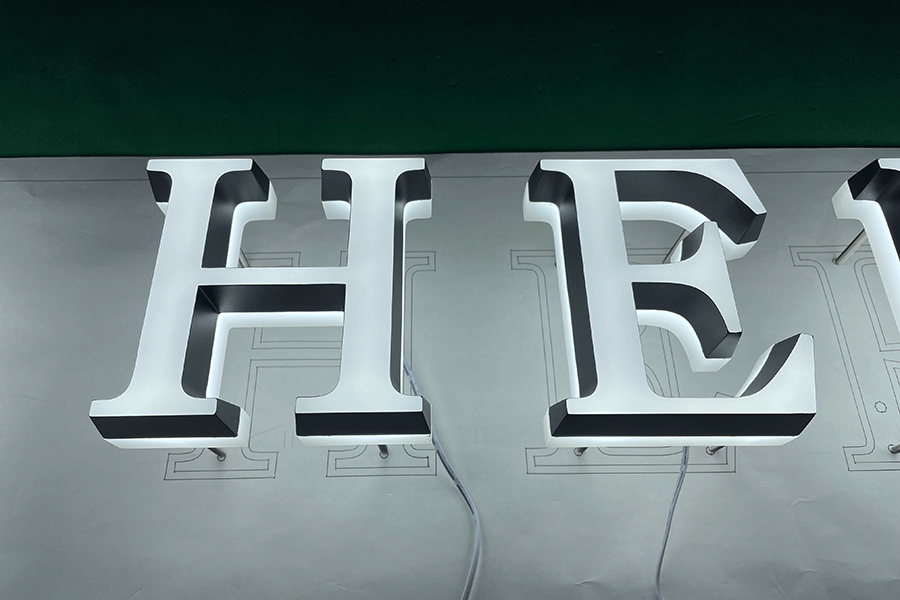 迷你發(fā)光字標(biāo)識標(biāo)牌設(shè)計制作有哪些特征？