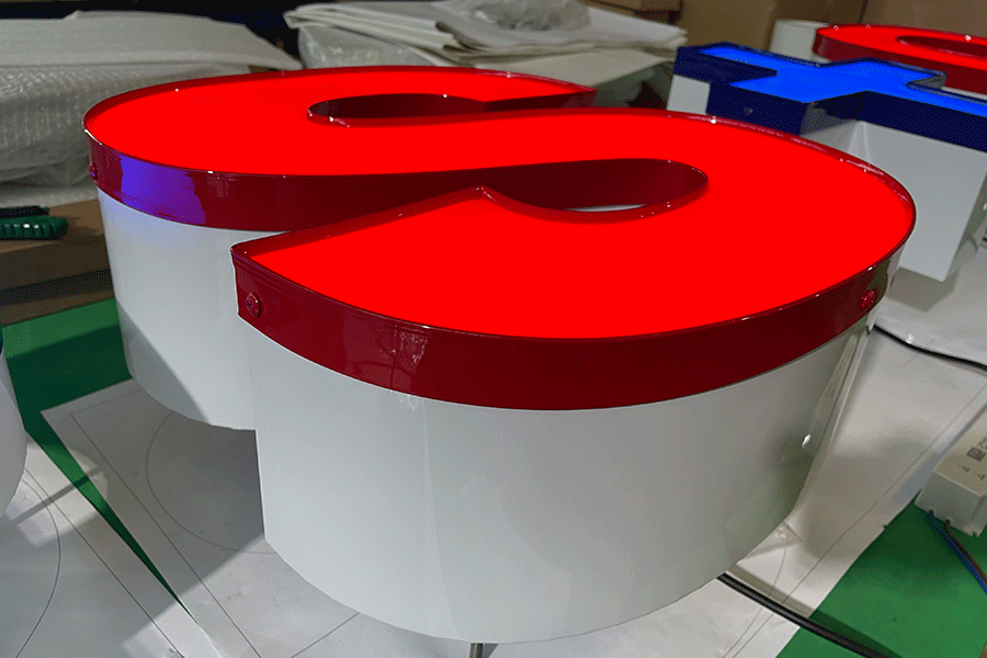 天地蓋字標(biāo)識標(biāo)牌制作有什么特點？