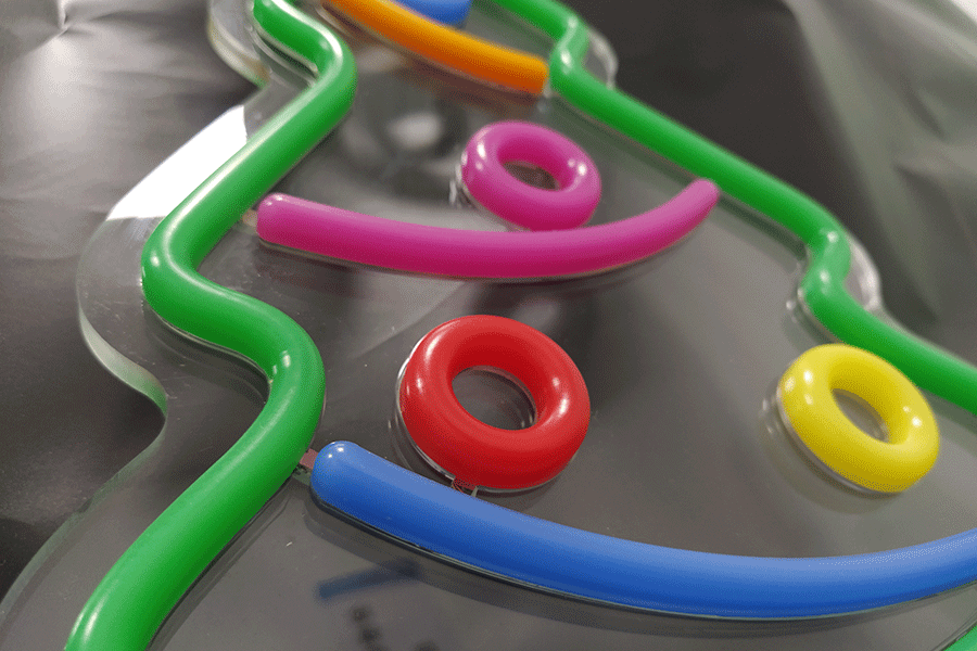 霓虹發(fā)光字標(biāo)識標(biāo)牌設(shè)計制作有什么特征？