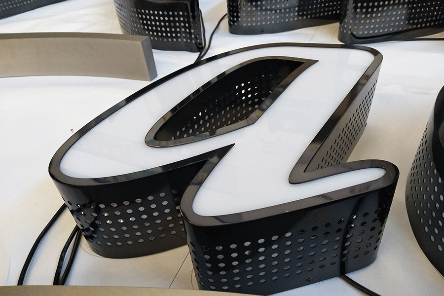 鏤空發(fā)光字標識標牌制作有什么特點？