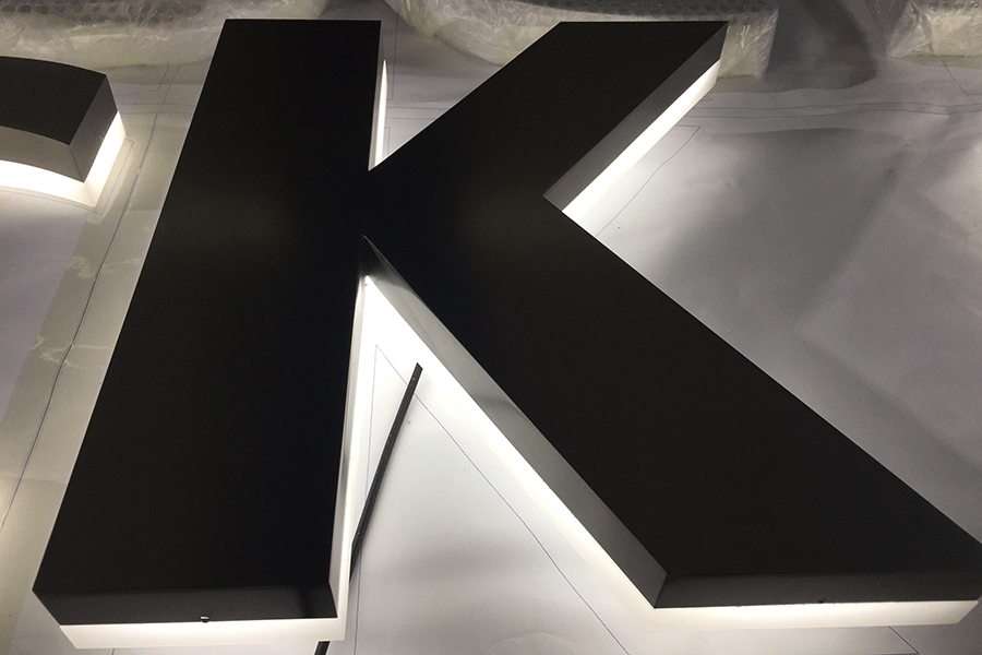 金屬背發(fā)光字標識標牌制作有哪些優(yōu)點？