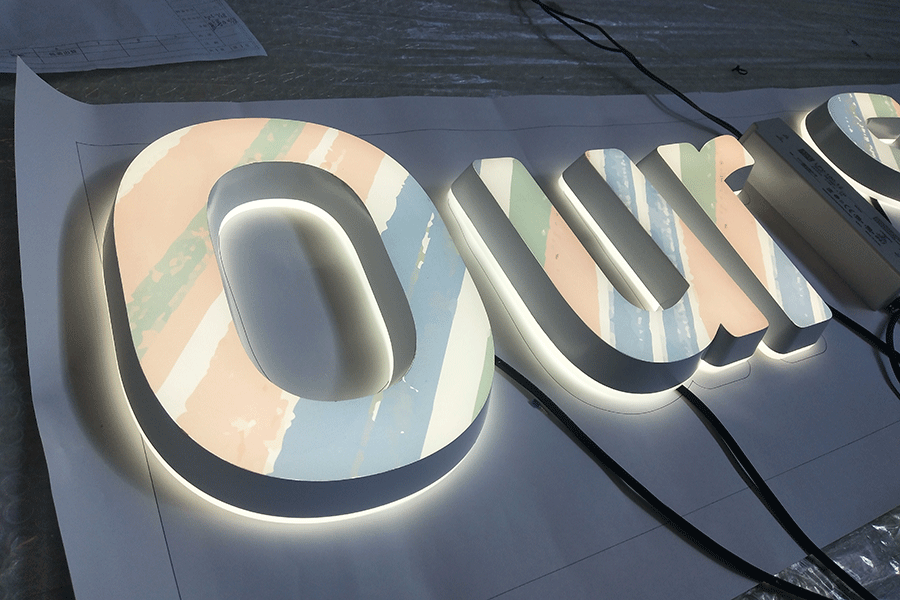 迷你亞克力發(fā)光字標(biāo)識(shí)標(biāo)牌制作有什么特色？